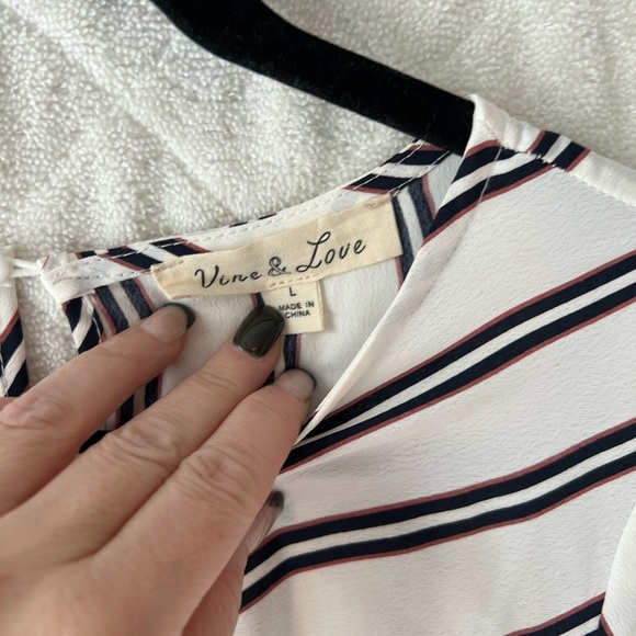 NWT Vine and Love Knot Detail Blouse - Picture 4 of 6